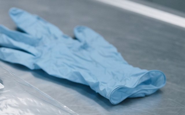 Verschlossener Asservatenbeutel auf einem Metalltisch